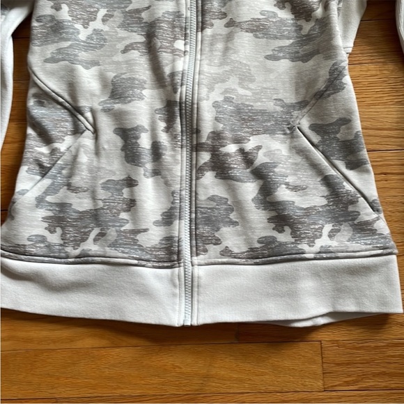 NWOT Athleta Triumph Printed Hoodie Grey Camo XS - Picture 6 of 9